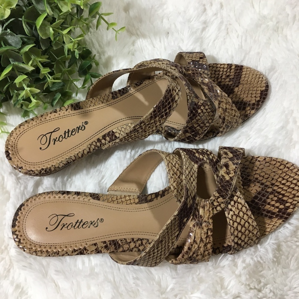 Trotters | Size 8 M Snakeskin Sandals